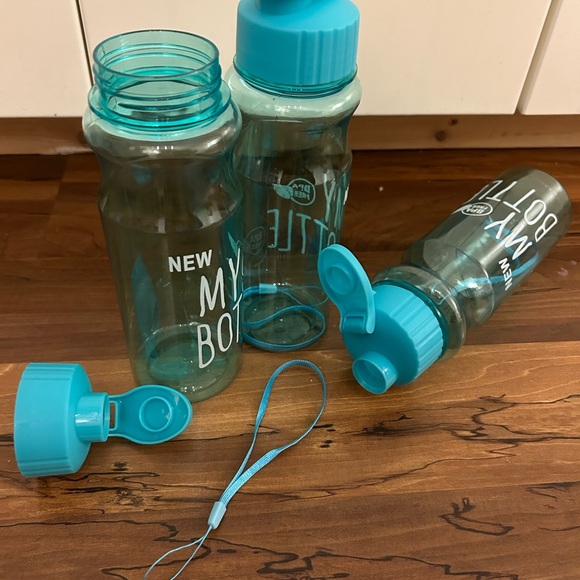 3 water bottles - never used - wrong size - Picture 4 of 4